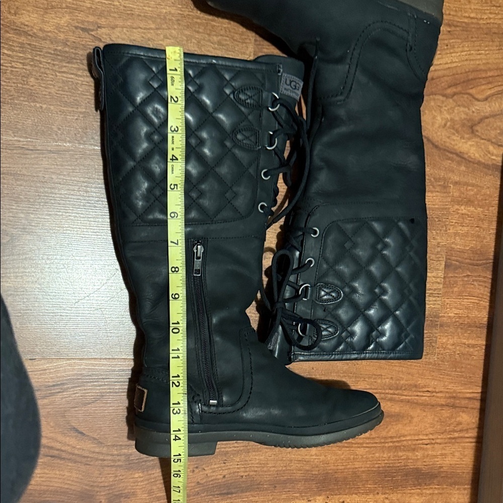 UGG Women’s Black Quilted Lace-Up Boots Sz 7 - Picture 9 of 10